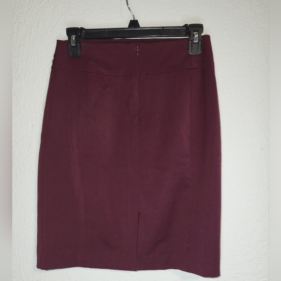 Express straight knee-length skirt Size 2 - Picture 2 of 3